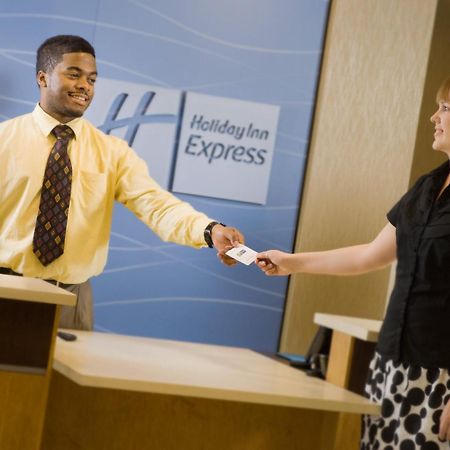 Holiday Inn Express & Suites Alexandria - Fort Belvoir By Ihg Exterior photo