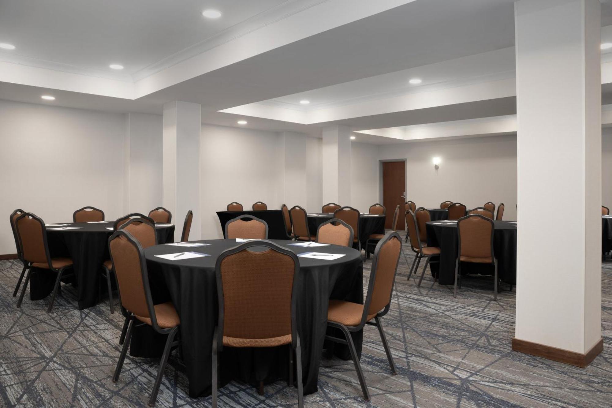 Holiday Inn Express & Suites Alexandria - Fort Belvoir By Ihg Exterior photo