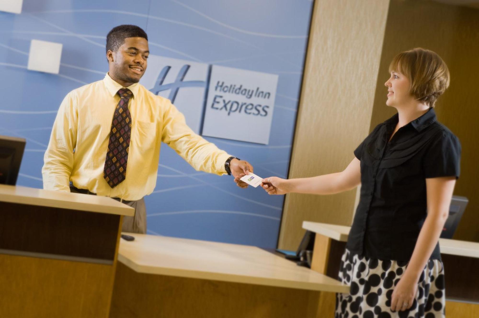Holiday Inn Express & Suites Alexandria - Fort Belvoir By Ihg Exterior photo